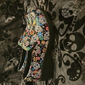 NWOT Ingaro Skull Clogs